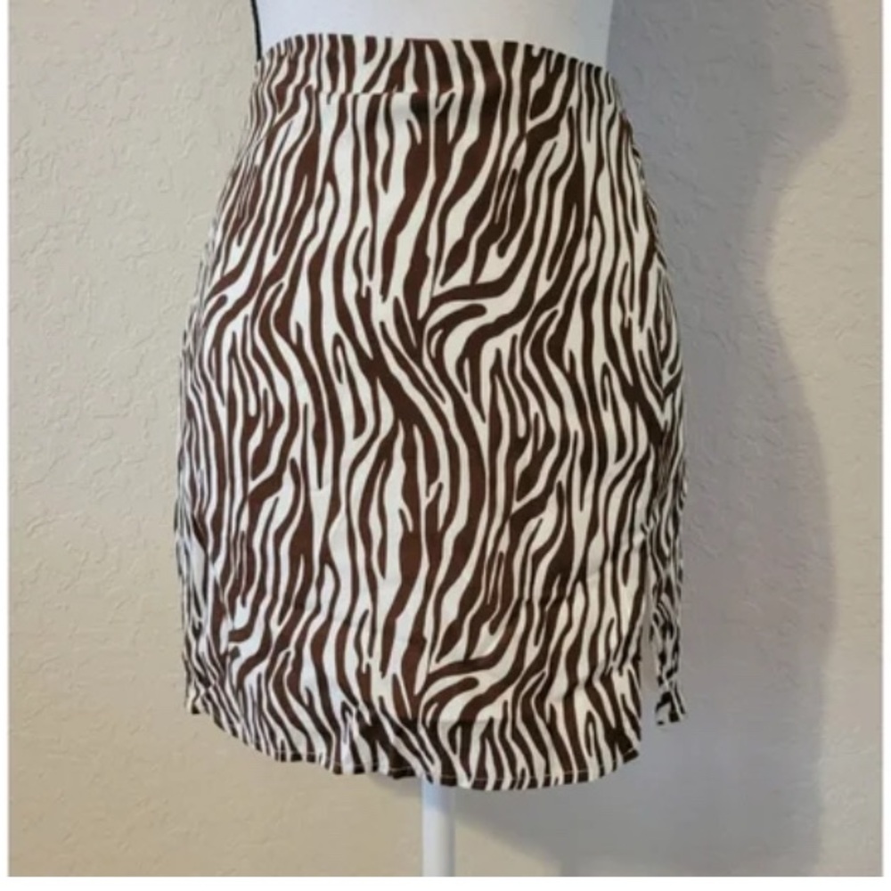Versona Animal Print mini skirt in Brown and White